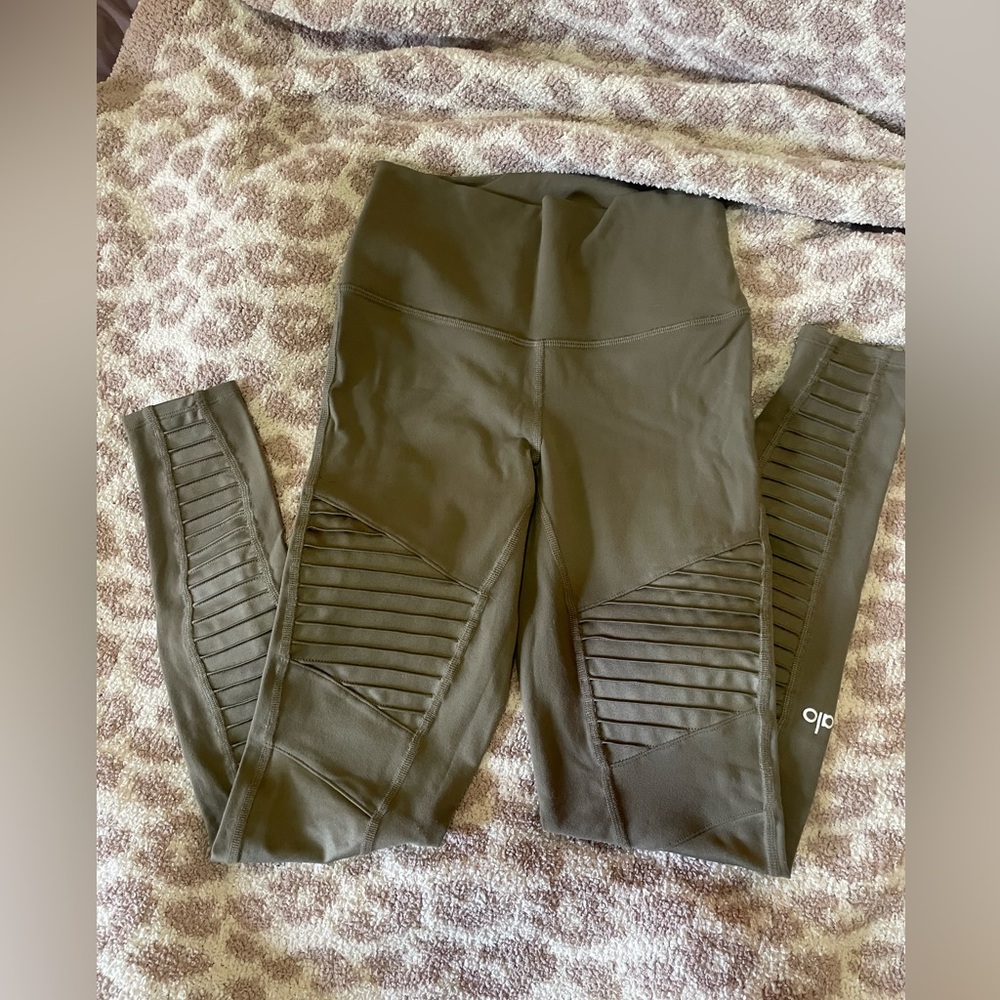 Alo leggings M, only worn once. Too tight on me!